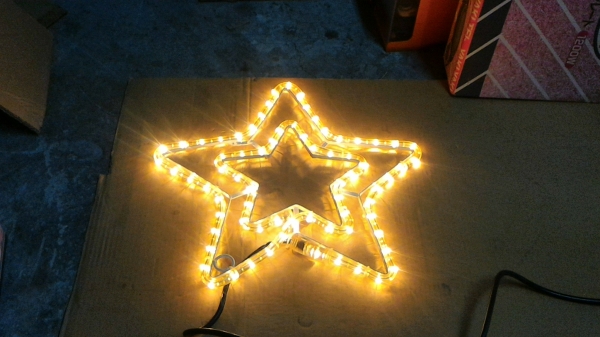 ไฟประดับรูปดาวสองดวงซ้อนกัน ขนาด 37 * 37 ซม. ใช้ได้ทั้งภายในและภายนอกอาคาร เป็นแบบกันน้ำ