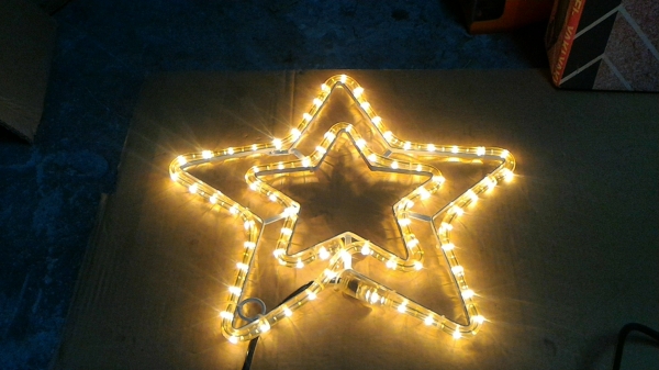 ไฟประดับรูปดาวสองดวงซ้อนกัน ขนาด 37 * 37 ซม. ใช้ได้ทั้งภายในและภายนอกอาคาร เป็นแบบกันน้ำ