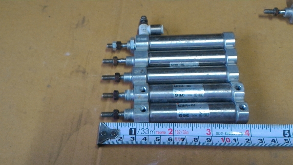 กระบอกสูบนิวเมติก ยี่ห้อ SMC  ขนาดโต 16 มม. ระยะเลื่อนเข้า - ออก 45 มม.ทนแรงลมได้ถึง 0.7 MPa. (จัดเป็นชุดละ 5 ตัว )