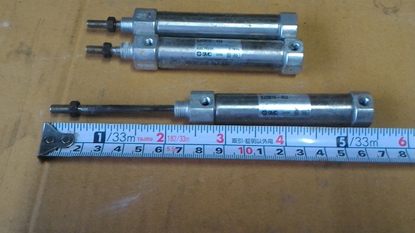 กระบอกสูบนิวเมติก ยี่ห้อ SMC  ขนาดโต 16 มม. ระยะเลื่อนเข้า - ออก 45 มม.ทนแรงลมได้ถึง 0.7 MPa. (จัดเป็นชุดละ 5 ตัว )