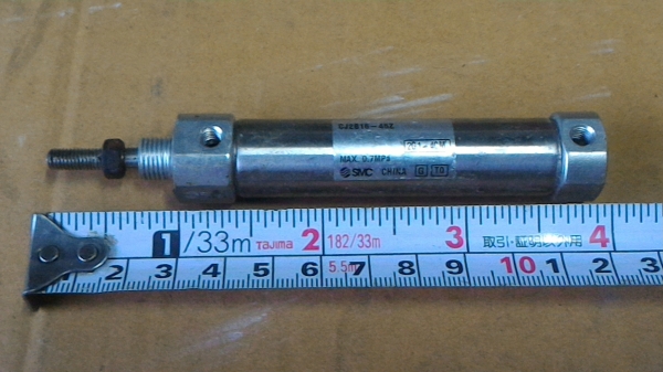 กระบอกสูบนิวเมติก ยี่ห้อ SMC  ขนาดโต 16 มม. ระยะเลื่อนเข้า - ออก 45 มม.ทนแรงลมได้ถึง 0.7 MPa. (จัดเป็นชุดละ 5 ตัว )