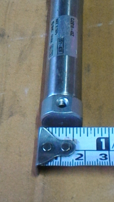 กระบอกสูบนิวเมติก ยี่ห้อ SMC  ขนาดโต 16 มม. ระยะเลื่อนเข้า - ออก 45 มม.ทนแรงลมได้ถึง 0.7 MPa. (จัดเป็นชุดละ 5 ตัว )