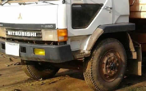 MITSUBISHI FUSO TURBO 220 HP 6D16 - TF 7058 สิบล้อดั๊มพ์ 2 เพลา กระบะดั๊มพ์เหล็ก 12 ตันของสามมิตรลอนเฉียงสภาพสวยพร้อมบรรทุกหนักได้เลยครับ เครื่องยนต์แรงดีเดิมๆไม่แตกเยิ้ม ภายในห้องเก๋งคอนโซลครบพร้อม พวงมาลัยเพาเวอร์ เกียร์ 10 Speed เดิมๆ ช่วงล่างแน่นคัชซี