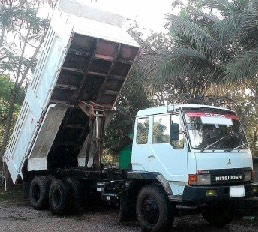 MITSUBISHI FUSO TURBO 220 HP 6D16 - TF 7058 สิบล้อดั๊มพ์ 2 เพลา กระบะดั๊มพ์เหล็ก 12 ตันของสามมิตรลอนเฉียงสภาพสวยพร้อมบรรทุกหนักได้เลยครับ เครื่องยนต์แรงดีเดิมๆไม่แตกเยิ้ม ภายในห้องเก๋งคอนโซลครบพร้อม พวงมาลัยเพาเวอร์ เกียร์ 10 Speed เดิมๆ ช่วงล่างแน่นคัชซี