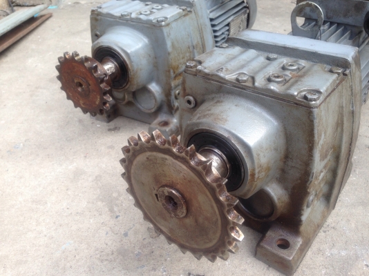 ขายมอเตอร์เกียร์ SEW eurodrive 1HP. 380V อัตราทด 1:26 สภาพสวย วิ่งนิ่มเดิมๆ พร้อมใช้งาน มี 2ตัวครับ ขายมอเตอร์เกียร์ SEW eurodrive 1HP. 380V อัตราทด 1:26 สภาพสวย วิ่งนิ่มเดิมๆ พร้อมใช้งาน มี 2ตัวครับ