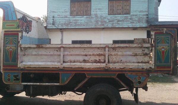 HINO KL 340 - 195 HP HO7D หกล้อดั๊มพ์ กระบะดั๊มพ์เหล็ก 6 ตันความยาว 3.60 เมตรสภาพดีพร้อมใช้งานได้เลย เครื่องแรงดีไม่แตกเยิ้ม ภายในเก๋งคอนโซลสวยครบ พวงมาลัยเพาเวอร์ ระบบเบรคทริ๊ปฟี้ครบ ช่วงล่างแน่นคัชซีไม่มีบวม ยาง 8.25 ขอบ 16 สภาพดีประมาณ 60\% พร้อมใช้งาน