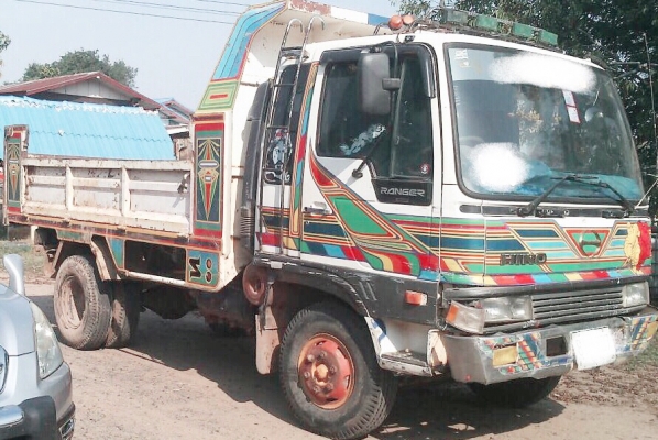 HINO KL 340 - 195 HP HO7D หกล้อดั๊มพ์ กระบะดั๊มพ์เหล็ก 6 ตันความยาว 3.60 เมตรสภาพดีพร้อมใช้งานได้เลย เครื่องแรงดีไม่แตกเยิ้ม ภายในเก๋งคอนโซลสวยครบ พวงมาลัยเพาเวอร์ ระบบเบรคทริ๊ปฟี้ครบ ช่วงล่างแน่นคัชซีไม่มีบวม ยาง 8.25 ขอบ 16 สภาพดีประมาณ 60\% พร้อมใช้งาน