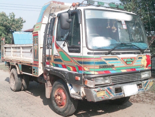 HINO KL 340 - 195 HP HO7D หกล้อดั๊มพ์ กระบะดั๊มพ์เหล็ก 6 ตันความยาว 3.60 เมตรสภาพดีพร้อมใช้งานได้เลย เครื่องแรงดีไม่แตกเยิ้ม ภายในเก๋งคอนโซลสวยครบ พวงมาลัยเพาเวอร์ ระบบเบรคทริ๊ปฟี้ครบ ช่วงล่างแน่นคัชซีไม่มีบวม ยาง 8.25 ขอบ 16 สภาพดีประมาณ 60\% พร้อมใช้งาน