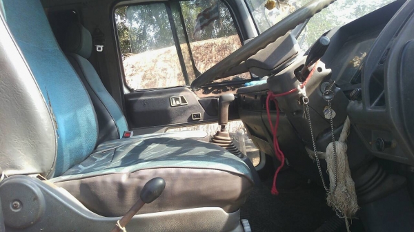 HINO KL 340 - 195 HP HO7D หกล้อดั๊มพ์ กระบะดั๊มพ์เหล็ก 6 ตันความยาว 3.60 เมตรสภาพดีพร้อมใช้งานได้เลย เครื่องแรงดีไม่แตกเยิ้ม ภายในเก๋งคอนโซลสวยครบ พวงมาลัยเพาเวอร์ ระบบเบรคทริ๊ปฟี้ครบ ช่วงล่างแน่นคัชซีไม่มีบวม ยาง 8.25 ขอบ 16 สภาพดีประมาณ 60\% พร้อมใช้งาน