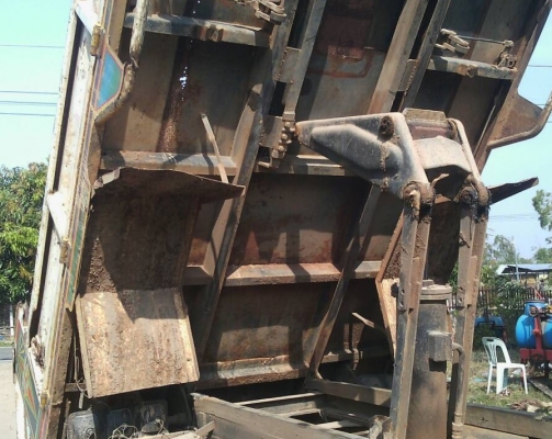 HINO KL 340 - 195 HP HO7D หกล้อดั๊มพ์ กระบะดั๊มพ์เหล็ก 6 ตันความยาว 3.60 เมตรสภาพดีพร้อมใช้งานได้เลย เครื่องแรงดีไม่แตกเยิ้ม ภายในเก๋งคอนโซลสวยครบ พวงมาลัยเพาเวอร์ ระบบเบรคทริ๊ปฟี้ครบ ช่วงล่างแน่นคัชซีไม่มีบวม ยาง 8.25 ขอบ 16 สภาพดีประมาณ 60\% พร้อมใช้งาน