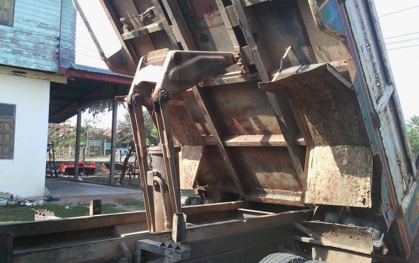 HINO KL 340 - 195 HP HO7D หกล้อดั๊มพ์ กระบะดั๊มพ์เหล็ก 6 ตันความยาว 3.60 เมตรสภาพดีพร้อมใช้งานได้เลย เครื่องแรงดีไม่แตกเยิ้ม ภายในเก๋งคอนโซลสวยครบ พวงมาลัยเพาเวอร์ ระบบเบรคทริ๊ปฟี้ครบ ช่วงล่างแน่นคัชซีไม่มีบวม ยาง 8.25 ขอบ 16 สภาพดีประมาณ 60\% พร้อมใช้งาน