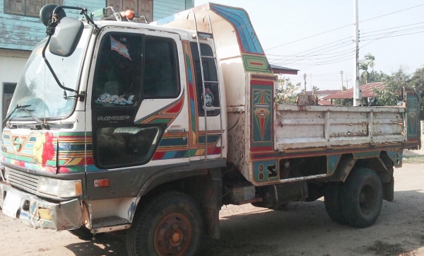 HINO KL 340 - 195 HP HO7D หกล้อดั๊มพ์ กระบะดั๊มพ์เหล็ก 6 ตันความยาว 3.60 เมตรสภาพดีพร้อมใช้งานได้เลย เครื่องแรงดีไม่แตกเยิ้ม ภายในเก๋งคอนโซลสวยครบ พวงมาลัยเพาเวอร์ ระบบเบรคทริ๊ปฟี้ครบ ช่วงล่างแน่นคัชซีไม่มีบวม ยาง 8.25 ขอบ 16 สภาพดีประมาณ 60\% พร้อมใช้งาน