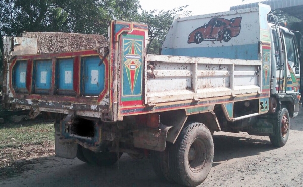 HINO KL 340 - 195 HP HO7D หกล้อดั๊มพ์ กระบะดั๊มพ์เหล็ก 6 ตันความยาว 3.60 เมตรสภาพดีพร้อมใช้งานได้เลย เครื่องแรงดีไม่แตกเยิ้ม ภายในเก๋งคอนโซลสวยครบ พวงมาลัยเพาเวอร์ ระบบเบรคทริ๊ปฟี้ครบ ช่วงล่างแน่นคัชซีไม่มีบวม ยาง 8.25 ขอบ 16 สภาพดีประมาณ 60\% พร้อมใช้งาน