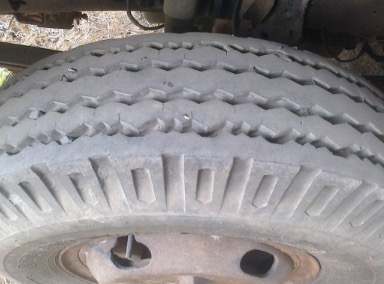 ISUZU NKR 110 HP 4BE1 หกล้อดั๊มพ์ กระดั๊มพ์เหล็ก 4 ตันความยาว 3.20 เมตรดั๊มพ์ 3-4 คิว เครื่องยนต์แรงดีพร้อมใช้งาน หัวเก๋งยกได้ภายในเก๋งคอนโซลครบพร้อม พวงมาลัยเพาเวอร์ เกียร์สั้น ช่วงล่างเดิมๆคัชซีไม่บวม ยาง 7.50 ขอบ 16 สภาพดีประมาณ 60\% พร้อมใช้งาน เอกสารท