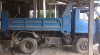 ISUZU NKR 110 HP 4BE1 หกล้อดั๊มพ์ กระดั๊มพ์เหล็ก 4 ตันความยาว 3.20 เมตรดั๊มพ์ 3-4 คิว เครื่องยนต์แรงดีพร้อมใช้งาน หัวเก๋งยกได้ภายในเก๋งคอนโซลครบพร้อม พวงมาลัยเพาเวอร์ เกียร์สั้น ช่วงล่างเดิมๆคัชซีไม่บวม ยาง 7.50 ขอบ 16 สภาพดีประมาณ 60\% พร้อมใช้งาน เอกสารท