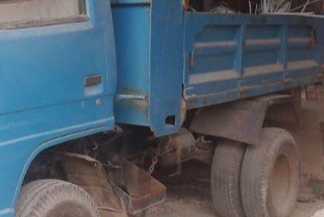 ISUZU NKR 110 HP 4BE1 หกล้อดั๊มพ์ กระดั๊มพ์เหล็ก 4 ตันความยาว 3.20 เมตรดั๊มพ์ 3-4 คิว เครื่องยนต์แรงดีพร้อมใช้งาน หัวเก๋งยกได้ภายในเก๋งคอนโซลครบพร้อม พวงมาลัยเพาเวอร์ เกียร์สั้น ช่วงล่างเดิมๆคัชซีไม่บวม ยาง 7.50 ขอบ 16 สภาพดีประมาณ 60\% พร้อมใช้งาน เอกสารท