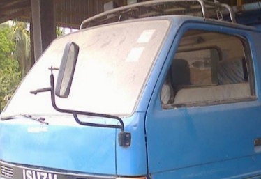 ISUZU NKR 110 HP 4BE1 หกล้อดั๊มพ์ กระดั๊มพ์เหล็ก 4 ตันความยาว 3.20 เมตรดั๊มพ์ 3-4 คิว เครื่องยนต์แรงดีพร้อมใช้งาน หัวเก๋งยกได้ภายในเก๋งคอนโซลครบพร้อม พวงมาลัยเพาเวอร์ เกียร์สั้น ช่วงล่างเดิมๆคัชซีไม่บวม ยาง 7.50 ขอบ 16 สภาพดีประมาณ 60\% พร้อมใช้งาน เอกสารท