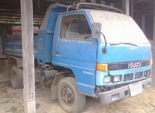 ISUZU NKR 110 HP 4BE1 หกล้อดั๊มพ์ กระดั๊มพ์เหล็ก 4 ตันความยาว 3.20 เมตรดั๊มพ์ 3-4 คิว เครื่องยนต์แรงดีพร้อมใช้งาน หัวเก๋งยกได้ภายในเก๋งคอนโซลครบพร้อม พวงมาลัยเพาเวอร์ เกียร์สั้น ช่วงล่างเดิมๆคัชซีไม่บวม ยาง 7.50 ขอบ 16 สภาพดีประมาณ 60\% พร้อมใช้งาน เอกสารท
