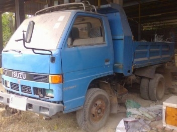 ISUZU NKR 110 HP 4BE1 หกล้อดั๊มพ์ กระดั๊มพ์เหล็ก 4 ตันความยาว 3.20 เมตรดั๊มพ์ 3-4 คิว เครื่องยนต์แรงดีพร้อมใช้งาน หัวเก๋งยกได้ภายในเก๋งคอนโซลครบพร้อม พวงมาลัยเพาเวอร์ เกียร์สั้น ช่วงล่างเดิมๆคัชซีไม่บวม ยาง 7.50 ขอบ 16 สภาพดีประมาณ 60\% พร้อมใช้งาน เอกสารท
