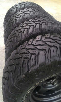 ขายยางลุยUSAขนาด305/70/16พร้อมล้อ