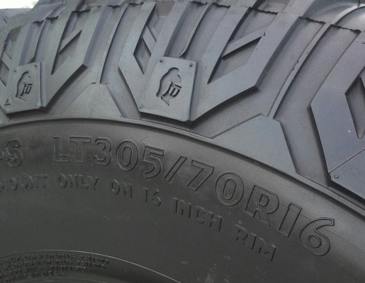 ขายยางลุยUSAขนาด305/70/16พร้อมล้อ