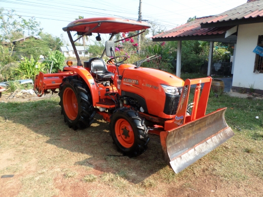 ขายรถไถ KUBOTA L3608 4WD รถสภาพเดิมๆใช้งานน้อยมาก8508ชั่วโมง มีอุปกรณ์3ชิ้น ใบมีดันหน้า+ผานหลัง+โลตาลี่ตีดิน เจ้าของทำงานเป็นหมออยู่โรงพยาบาลรถใช้งานน้อยไม่มีเวลาขับจอดไว้เฉยๆเลยอยากขายออก เครื่องดีพร้อมลุยงานแรงดีไม่มีตก เกียร์ดี ไฮโดรลิกดีไม่มีเยิ้ม แบต