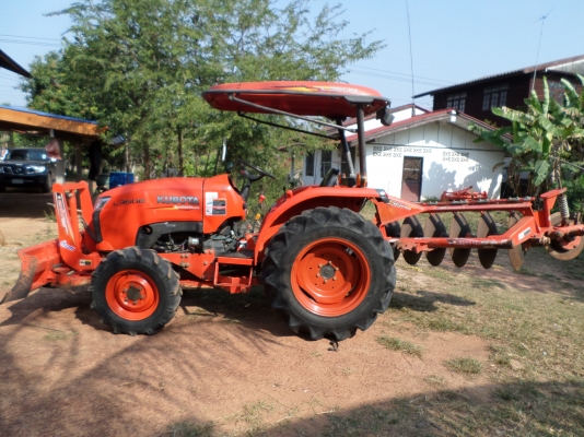 ขายรถไถ KUBOTA L3608 4WD รถสภาพเดิมๆใช้งานน้อยมาก8508ชั่วโมง มีอุปกรณ์3ชิ้น ใบมีดันหน้า+ผานหลัง+โลตาลี่ตีดิน เจ้าของทำงานเป็นหมออยู่โรงพยาบาลรถใช้งานน้อยไม่มีเวลาขับจอดไว้เฉยๆเลยอยากขายออก เครื่องดีพร้อมลุยงานแรงดีไม่มีตก เกียร์ดี ไฮโดรลิกดีไม่มีเยิ้ม แบต