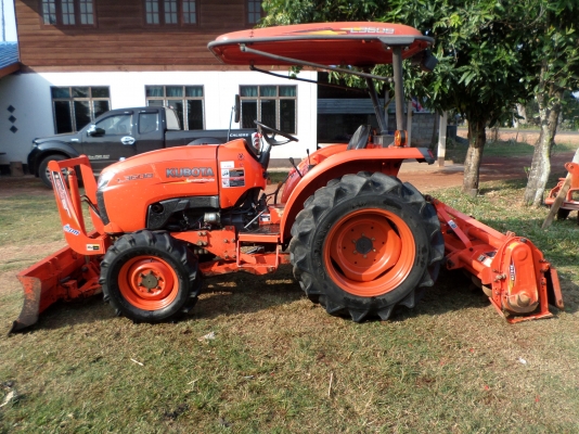 ขายรถไถ KUBOTA L3608 4WD รถสภาพเดิมๆใช้งานน้อยมาก8508ชั่วโมง มีอุปกรณ์3ชิ้น ใบมีดันหน้า+ผานหลัง+โลตาลี่ตีดิน เจ้าของทำงานเป็นหมออยู่โรงพยาบาลรถใช้งานน้อยไม่มีเวลาขับจอดไว้เฉยๆเลยอยากขายออก เครื่องดีพร้อมลุยงานแรงดีไม่มีตก เกียร์ดี ไฮโดรลิกดีไม่มีเยิ้ม แบต