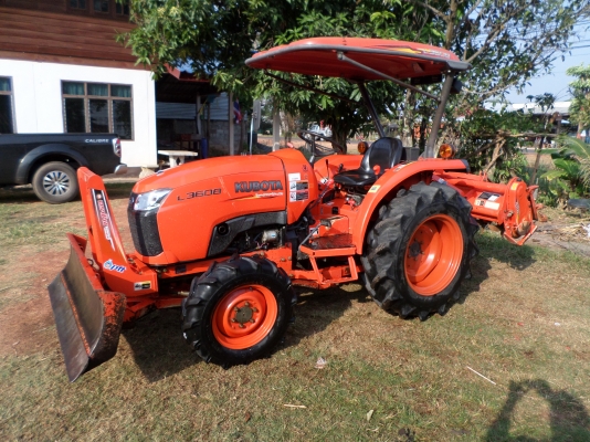 ขายรถไถ KUBOTA L3608 4WD รถสภาพเดิมๆใช้งานน้อยมาก8508ชั่วโมง มีอุปกรณ์3ชิ้น ใบมีดันหน้า+ผานหลัง+โลตาลี่ตีดิน เจ้าของทำงานเป็นหมออยู่โรงพยาบาลรถใช้งานน้อยไม่มีเวลาขับจอดไว้เฉยๆเลยอยากขายออก เครื่องดีพร้อมลุยงานแรงดีไม่มีตก เกียร์ดี ไฮโดรลิกดีไม่มีเยิ้ม แบต
