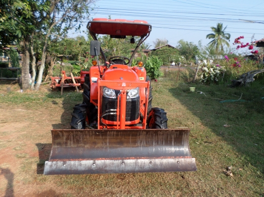 ขายรถไถ KUBOTA L3608 4WD รถสภาพเดิมๆใช้งานน้อยมาก8508ชั่วโมง มีอุปกรณ์3ชิ้น ใบมีดันหน้า+ผานหลัง+โลตาลี่ตีดิน เจ้าของทำงานเป็นหมออยู่โรงพยาบาลรถใช้งานน้อยไม่มีเวลาขับจอดไว้เฉยๆเลยอยากขายออก เครื่องดีพร้อมลุยงานแรงดีไม่มีตก เกียร์ดี ไฮโดรลิกดีไม่มีเยิ้ม แบต