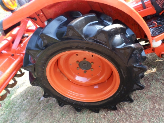 ขายรถไถ KUBOTA L3608 4WD รถสภาพเดิมๆใช้งานน้อยมาก8508ชั่วโมง มีอุปกรณ์3ชิ้น ใบมีดันหน้า+ผานหลัง+โลตาลี่ตีดิน เจ้าของทำงานเป็นหมออยู่โรงพยาบาลรถใช้งานน้อยไม่มีเวลาขับจอดไว้เฉยๆเลยอยากขายออก เครื่องดีพร้อมลุยงานแรงดีไม่มีตก เกียร์ดี ไฮโดรลิกดีไม่มีเยิ้ม แบต