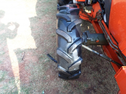 ขายรถไถ KUBOTA L3608 4WD รถสภาพเดิมๆใช้งานน้อยมาก8508ชั่วโมง มีอุปกรณ์3ชิ้น ใบมีดันหน้า+ผานหลัง+โลตาลี่ตีดิน เจ้าของทำงานเป็นหมออยู่โรงพยาบาลรถใช้งานน้อยไม่มีเวลาขับจอดไว้เฉยๆเลยอยากขายออก เครื่องดีพร้อมลุยงานแรงดีไม่มีตก เกียร์ดี ไฮโดรลิกดีไม่มีเยิ้ม แบต