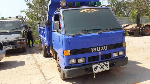 ขายหกล้อ NKR 110 ดั้ม สภาพพร้อมใช้งาน เครื่องเกียร์ดี คัชชีสวย เอกสารเล่มทะเบียนพร้อมโอน