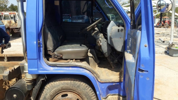 ขายหกล้อ NKR 110 ดั้ม สภาพพร้อมใช้งาน เครื่องเกียร์ดี คัชชีสวย เอกสารเล่มทะเบียนพร้อมโอน