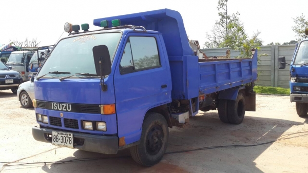 ขายหกล้อ NKR 110 ดั้ม สภาพพร้อมใช้งาน เครื่องเกียร์ดี คัชชีสวย เอกสารเล่มทะเบียนพร้อมโอน