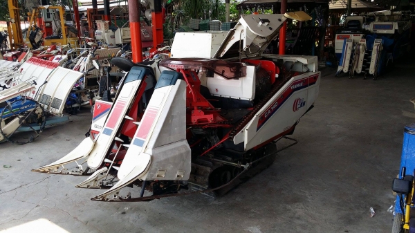 รถเกี่ยวข้าวพร้อมนวดข้าวในตัว แบบนั่งขับ เก่าญี่ปุ่น  YANMAR รุ่น  CA14 เกี่ยวข้าว 2 แถว