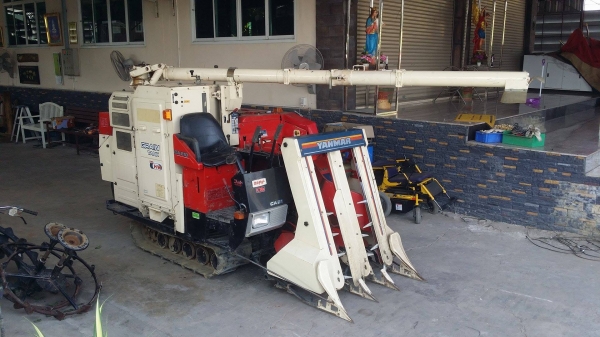 รถเกี่ยวข้าวพร้อมนวดข้าวในตัว แบบนั่งขับ เก่าญี่ปุ่น  YANMAR รุ่น  CA210 เกี่ยวข้าว 3 แถว  มีท่อส่งข้าว  เพิ่มถังอุ้มข้าว สภาพสวย