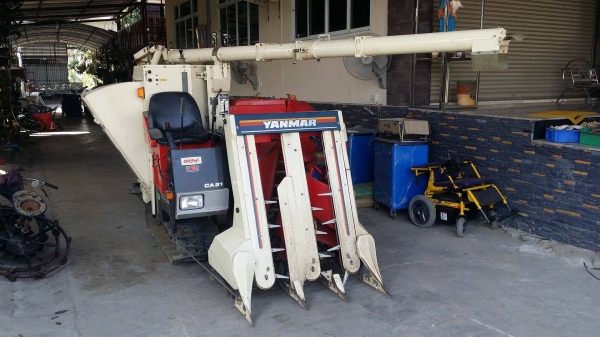 รถเกี่ยวข้าวพร้อมนวดข้าวในตัว แบบนั่งขับ เก่าญี่ปุ่น  YANMAR รุ่น  CA210 เกี่ยวข้าว 3 แถว  มีท่อส่งข้าว  เพิ่มถังอุ้มข้าว สภาพสวย