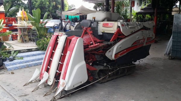 รถเกี่ยวข้าวพร้อมนวดข้าวในตัว แบบนั่งขับ เก่าญี่ปุ่น  MITSUBISHI  รุ่น  VS211 เกี่ยวข้าว 3 แถว สภาพสวย