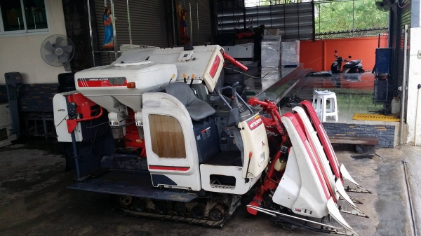 รถเกี่ยวข้าวพร้อมนวดข้าวในตัว แบบนั่งขับ เก่าญี่ปุ่น  MITSUBISHI  รุ่น  VS211 เกี่ยวข้าว 3 แถว สภาพสวย