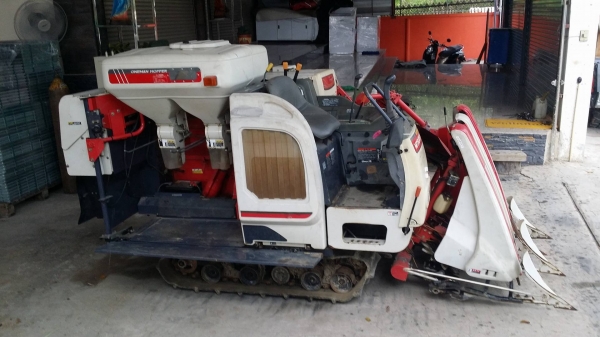 รถเกี่ยวข้าวพร้อมนวดข้าวในตัว แบบนั่งขับ เก่าญี่ปุ่น  MITSUBISHI  รุ่น  VS211 เกี่ยวข้าว 3 แถว สภาพสวย