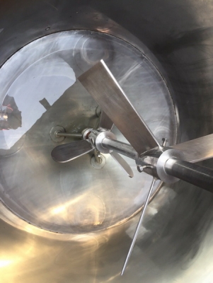 ขาย	ถังสแตนเลสเกรด 316 ขนาด 2,000 ลิตร พร้อมใบกวน สภาพสวย พร้อมใช้งาน