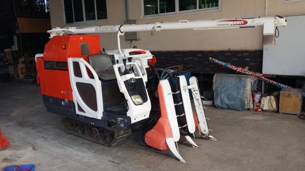 รถเกี่ยวข้าวพร้อมนวดข้าวในตัว แบบนั่งขับ เก่าญี่ปุ่น  KUBOTA รุ่น AR218  เกี่ยวข้าว 2 แถว  มีชุดเกี่ยวข้าวล้ม สภาพสวย