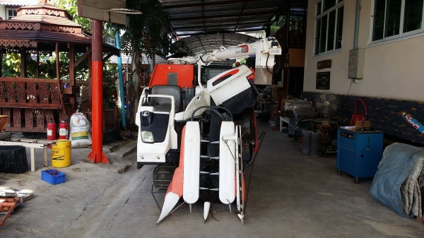 รถเกี่ยวข้าวพร้อมนวดข้าวในตัว แบบนั่งขับ เก่าญี่ปุ่น  KUBOTA รุ่น AR218  เกี่ยวข้าว 2 แถว  มีชุดเกี่ยวข้าวล้ม สภาพสวย