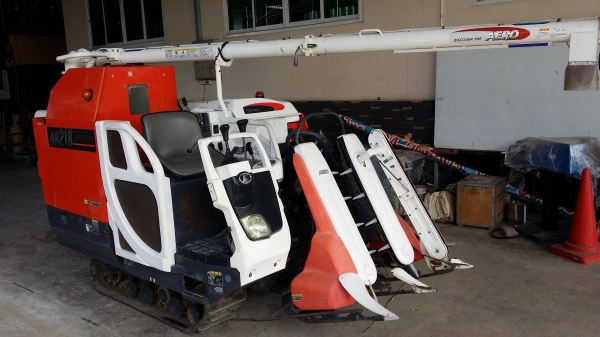 รถเกี่ยวข้าวพร้อมนวดข้าวในตัว แบบนั่งขับ เก่าญี่ปุ่น  KUBOTA รุ่น AR218  เกี่ยวข้าว 2 แถว  มีชุดเกี่ยวข้าวล้ม สภาพสวย