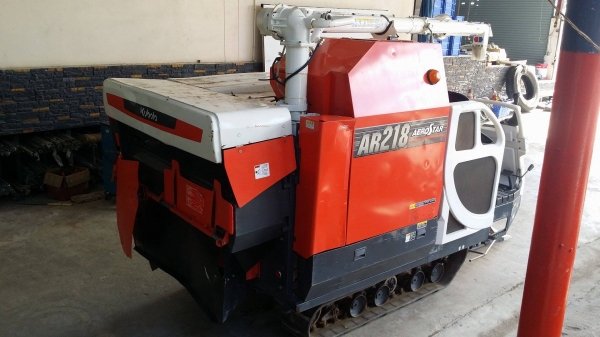 รถเกี่ยวข้าวพร้อมนวดข้าวในตัว แบบนั่งขับ เก่าญี่ปุ่น  KUBOTA รุ่น AR218  เกี่ยวข้าว 2 แถว  มีชุดเกี่ยวข้าวล้ม สภาพสวย