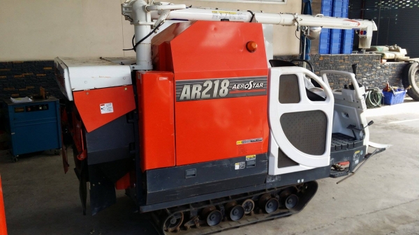 รถเกี่ยวข้าวพร้อมนวดข้าวในตัว แบบนั่งขับ เก่าญี่ปุ่น  KUBOTA รุ่น AR218  เกี่ยวข้าว 2 แถว  มีชุดเกี่ยวข้าวล้ม สภาพสวย
