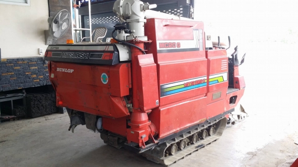 รถเกี่ยวข้าวพร้อมนวดข้าวในตัว แบบนั่งขับ เก่าญี่ปุ่น  MITSUBISHI   รุ่น MC20G เกี่ยวข้าว 3 แถว มีท่อส่งข้าว สภาพสวย