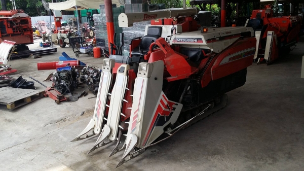 รถเกี่ยวข้าวพร้อมนวดข้าวในตัว แบบนั่งขับ เก่าญี่ปุ่น  MITSUBISHI   รุ่น MC20G เกี่ยวข้าว 3 แถว มีท่อส่งข้าว สภาพสวย