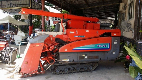 รถเกี่ยวข้าวพร้อมนวดข้าวในตัว แบบนั่งขับ เก่าญี่ปุ่น  KUBOTA   รุ่น SR35 เกี่ยวข้าว 3 แถว มีท่อส่งข้าว สภาพสวย